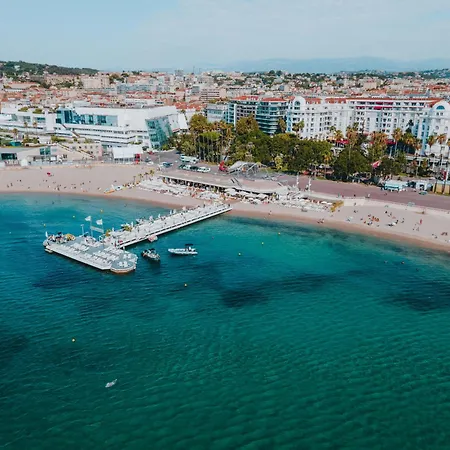 5a - Facing Port & Town Hall