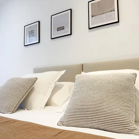 5a - Facing Port & Town Hall Appartement *