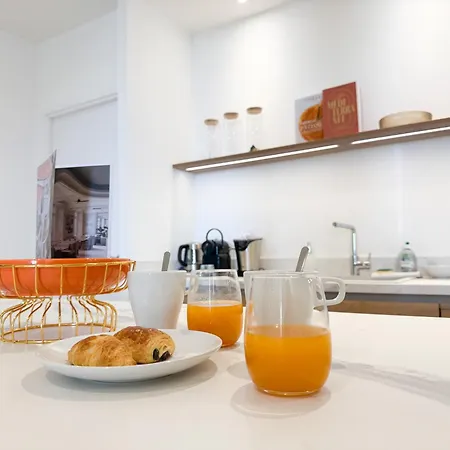 5a - Facing Port & Town Hall Appartement *