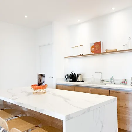 5a - Facing Port & Town Hall *