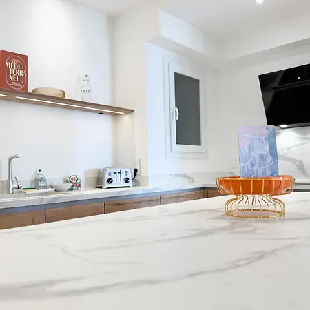 5a - Facing Port & Town Hall *