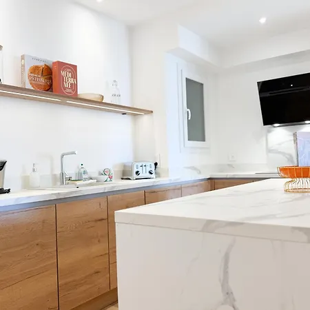 5a - Facing Port & Town Hall Apartment