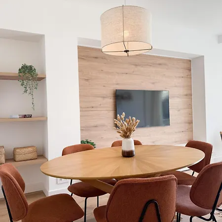 5a - Facing Port & Town Hall *