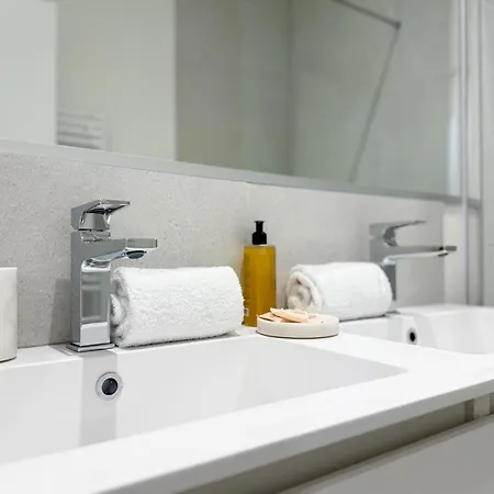 5a - Facing Port & Town Hall Apartment