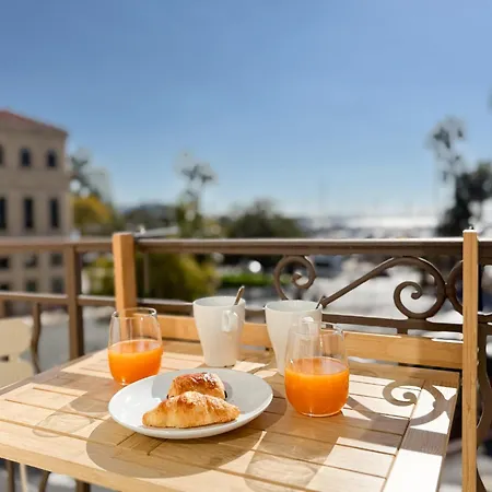 Apartment 5a - Facing Port & Town Hall *