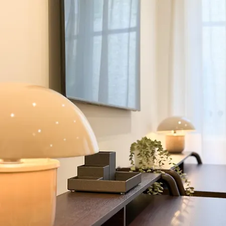 Apartment 5a - Facing Port & Town Hall *