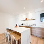 5a - Facing Port & Town Hall Apartamento