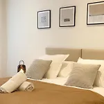 5a - Facing Port & Town Hall Apartamento Cannes
