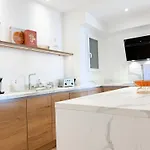 5a - Facing Port & Town Hall Apartamento