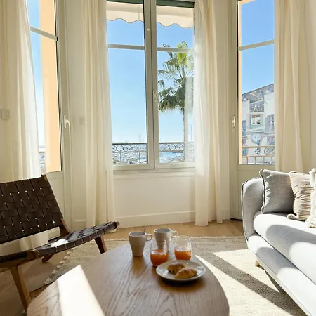5a - Facing Port & Town Hall Apartament Cannes
