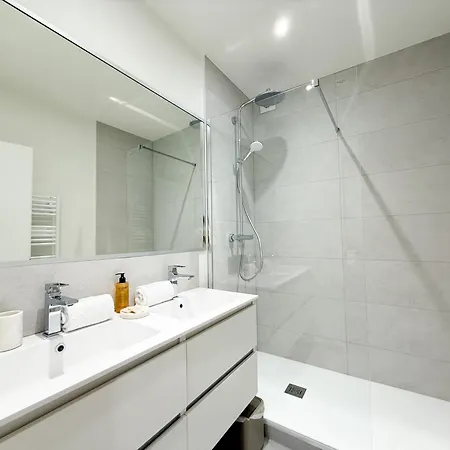 5a - Facing Port & Town Hall