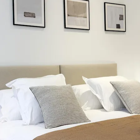 5a - Facing Port & Town Hall *