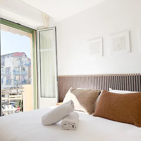 Appartement 5a - Facing Port & Town Hall *
