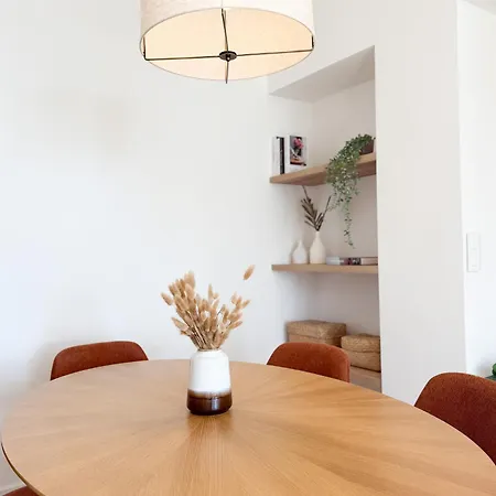 5a - Facing Port & Town Hall شقة