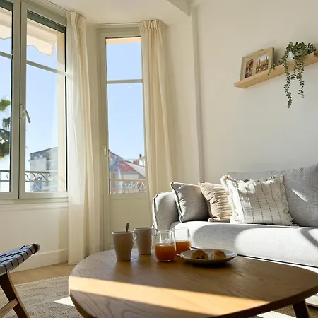 5a - Facing Port & Town Hall *