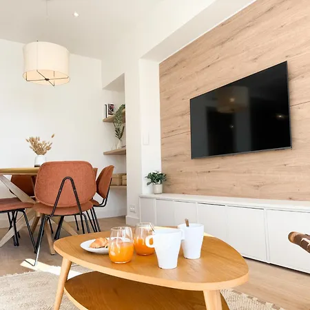 5a - Facing Port & Town Hall *